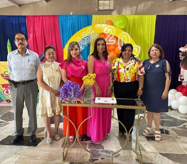 Amadrina Laura Saldívar a graduados del “Leona Vicario”
