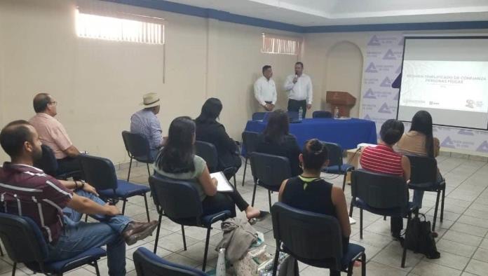 Acude SAT a Acuña; brindan información a comerciantes