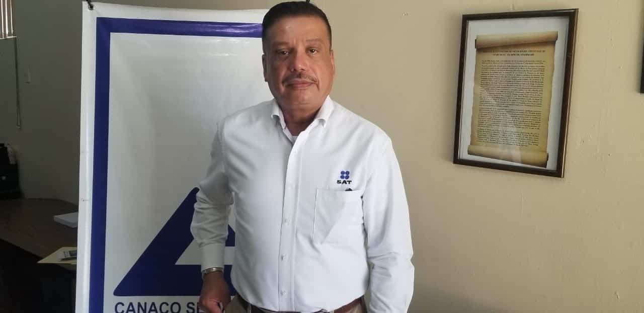Acude SAT a Acuña; brindan información a comerciantes