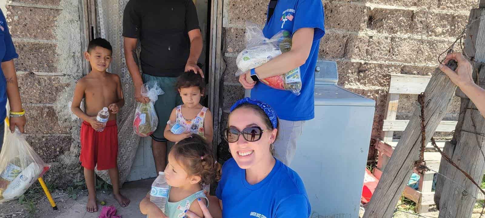 Donan despensas a vecinos de Los Alamos