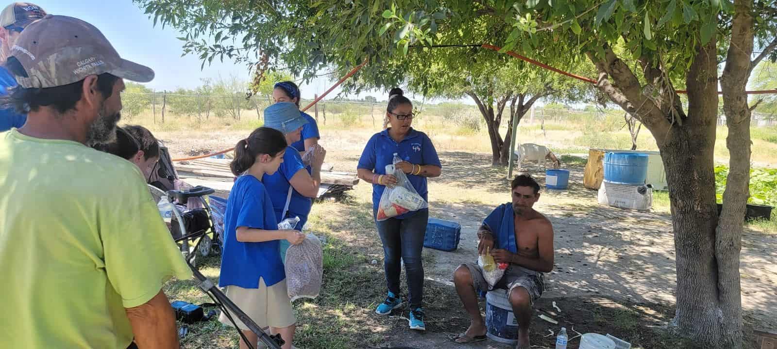 Donan despensas a vecinos de Los Alamos
