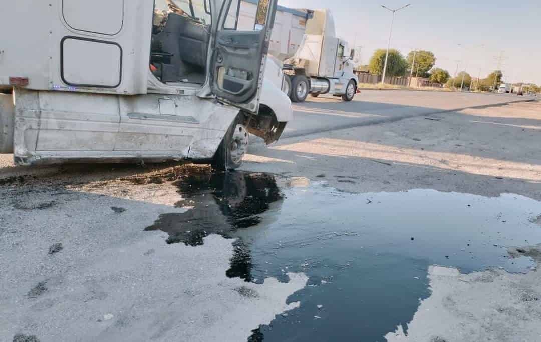 Colisionan auto y tráiler frente al arco de bienvenida de Nava