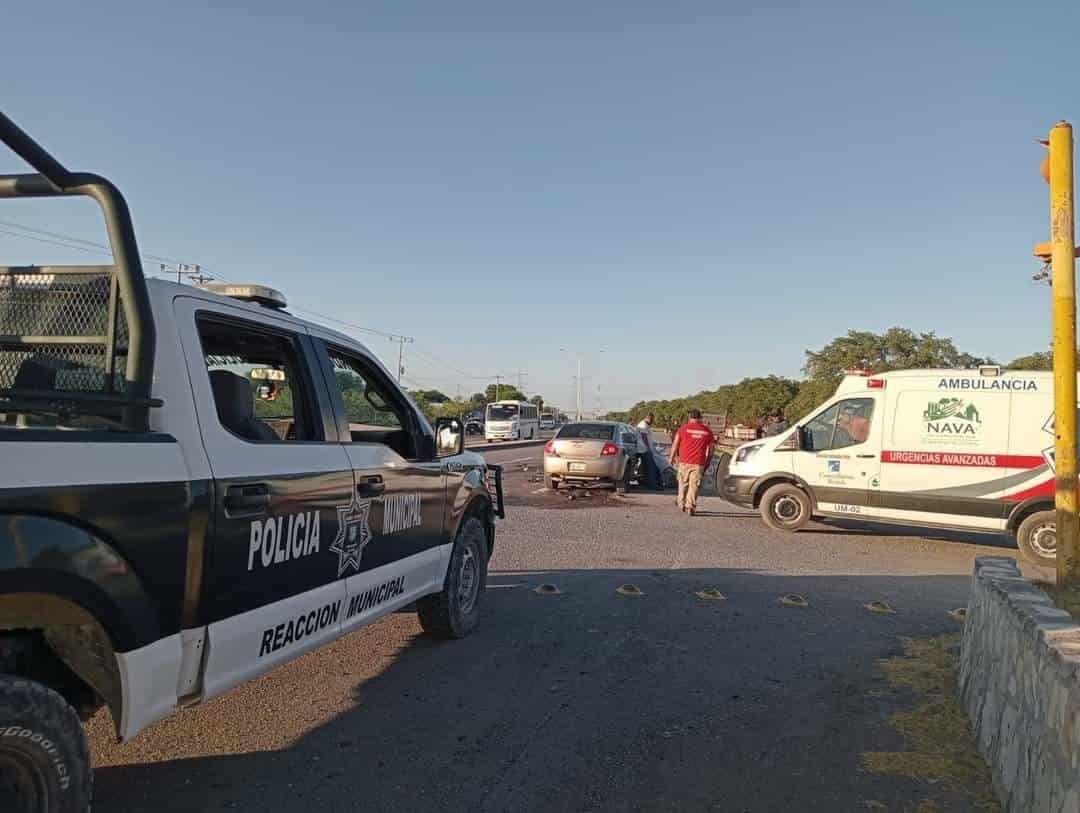 Colisionan auto y tráiler frente al arco de bienvenida de Nava