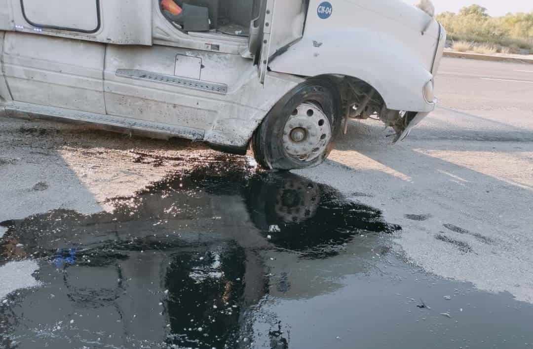 Colisionan auto y tráiler frente al arco de bienvenida de Nava
