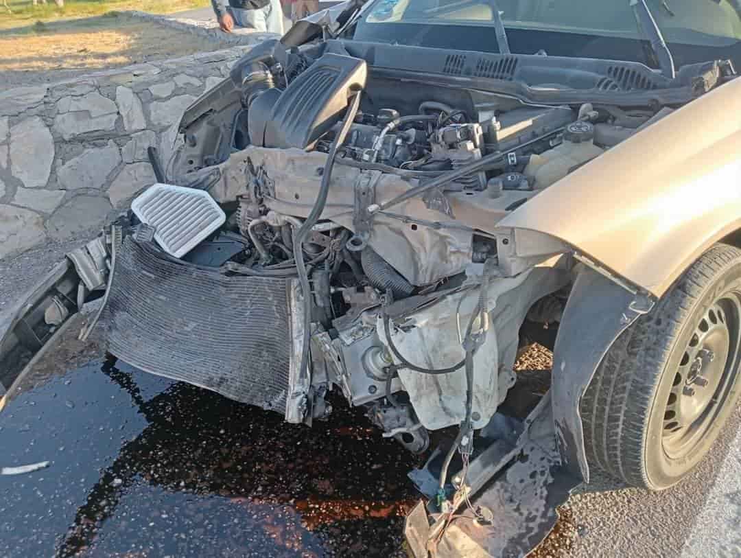 Colisionan auto y tráiler frente al arco de bienvenida de Nava