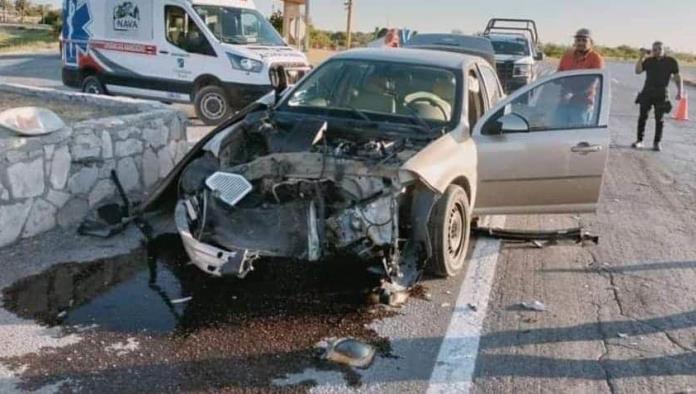 Colisionan auto y tráiler frente al arco de bienvenida de Nava