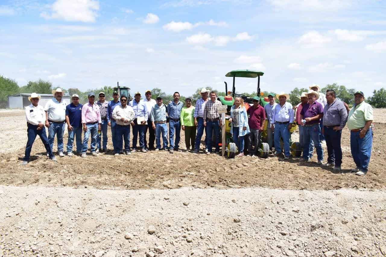 Se reúne Hugo con productores