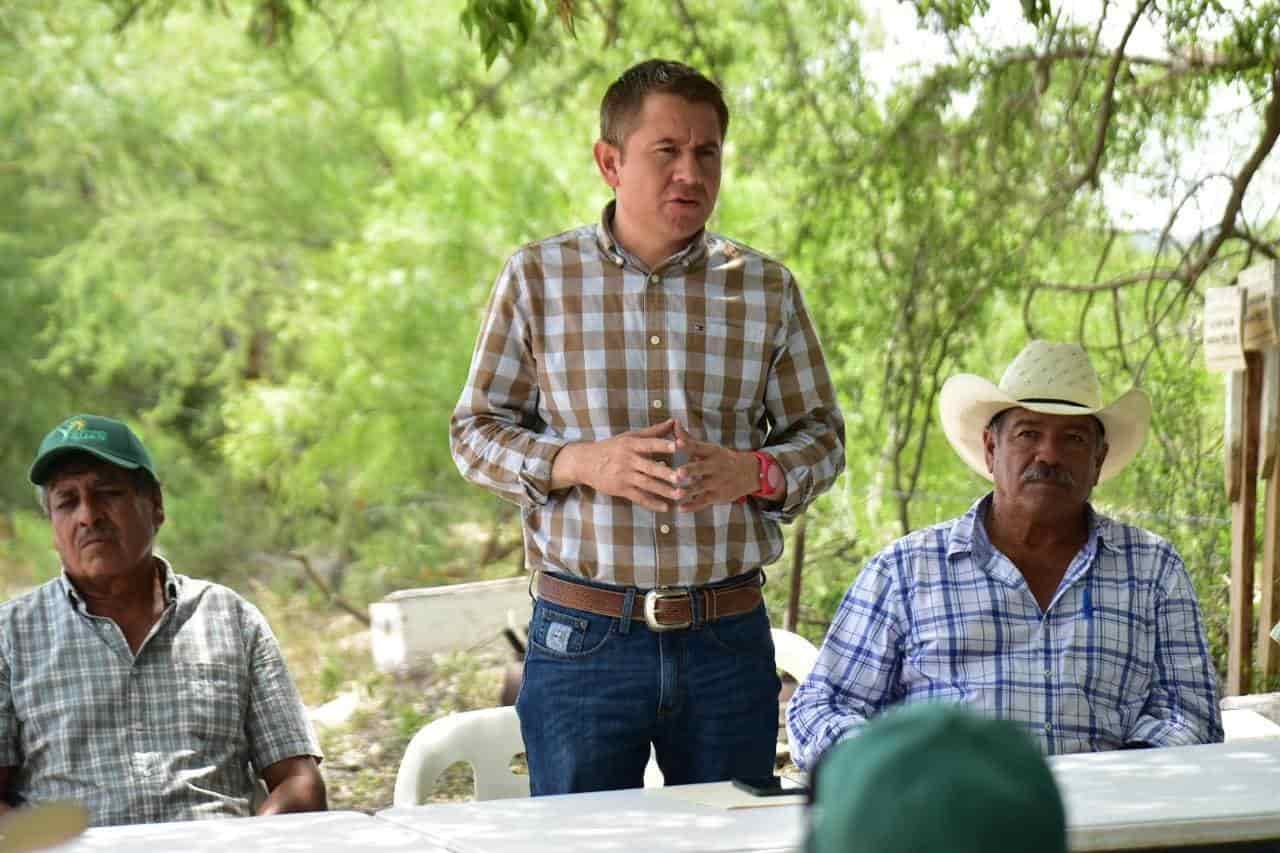 Se reúne Hugo con productores