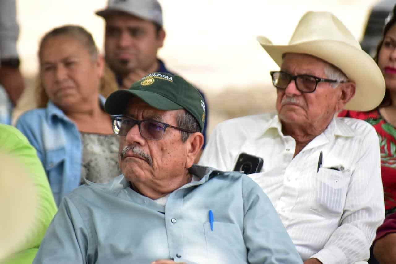 Se reúne Hugo con productores