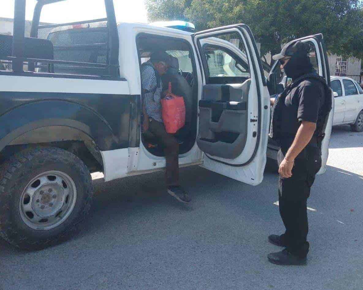Brindan policías servicios a ciudadanos de la tercera edad