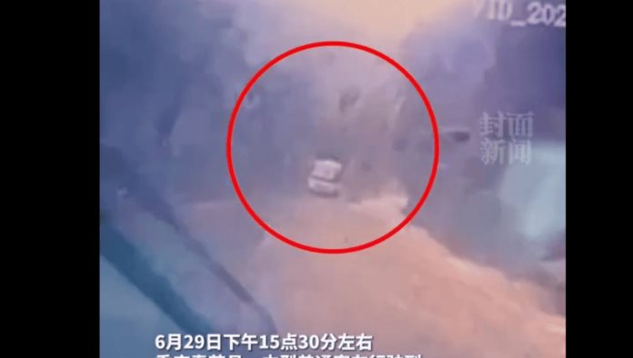 Roca cae sobre autobus en China; Quedó captado en video