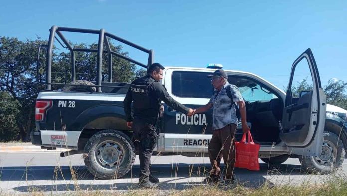 Brindan policías servicios a ciudadanos de la tercera edad