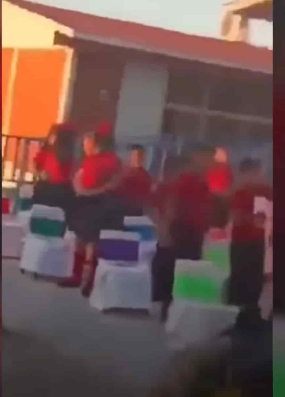 Se viraliza audio comprometedor de una maestra en plena ceremonia de graduación