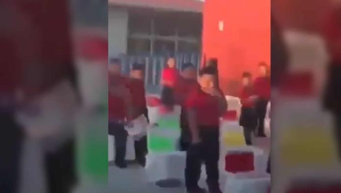 Se viraliza audio comprometedor de una maestra en plena ceremonia de graduación