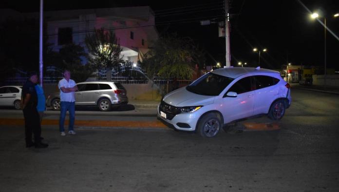 Avientan a Honda contra el camellón