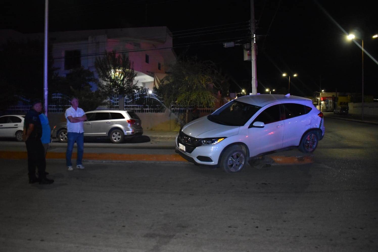 Avientan a Honda contra el camellón