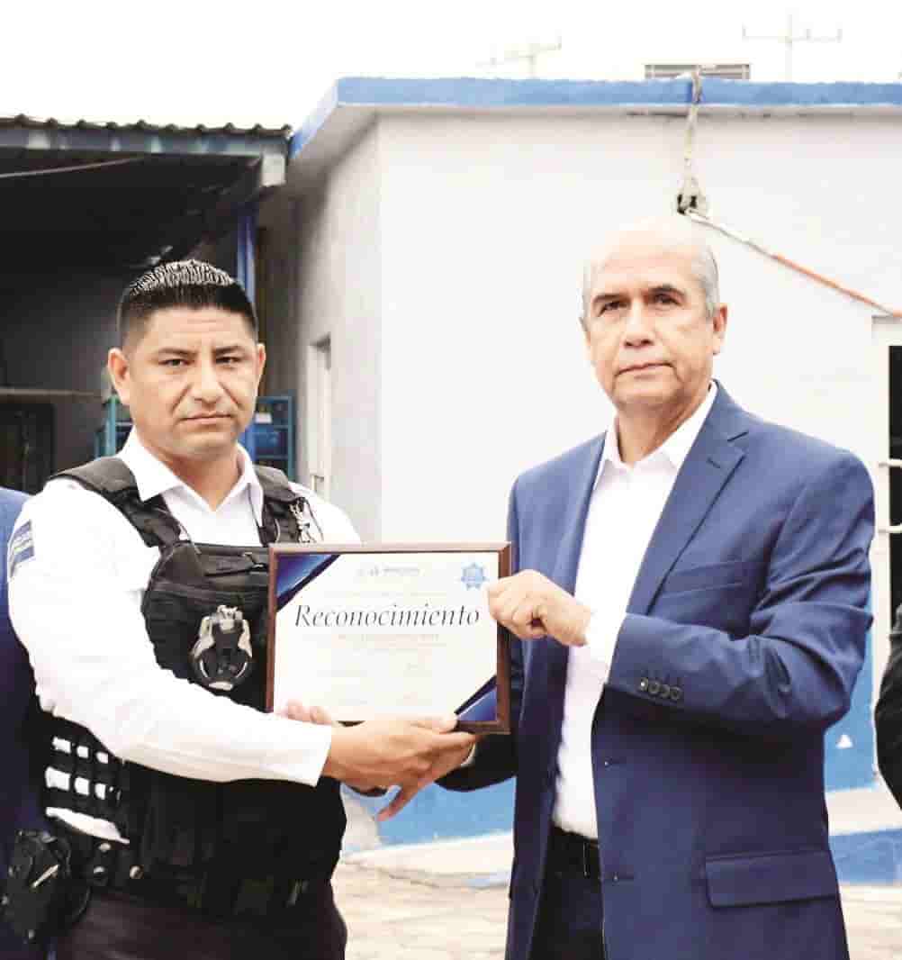 Reconocen a agentes de Seguridad Pública.