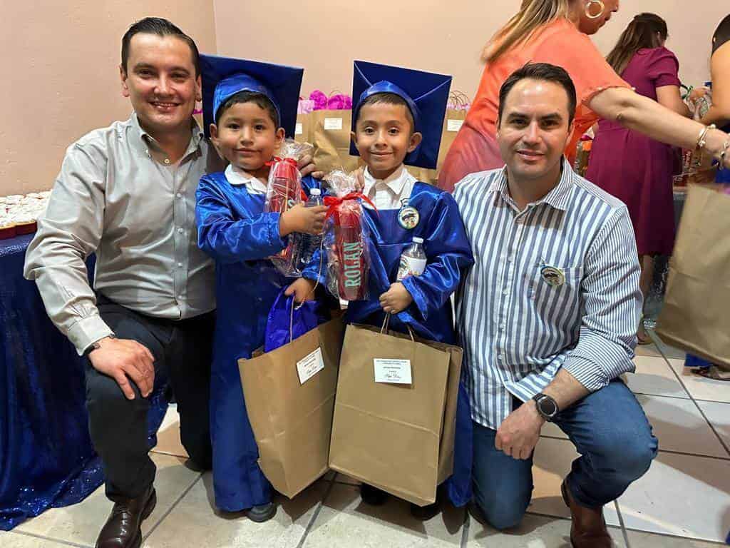 Apadrina Pepe Díaz a alumnos del preescolar