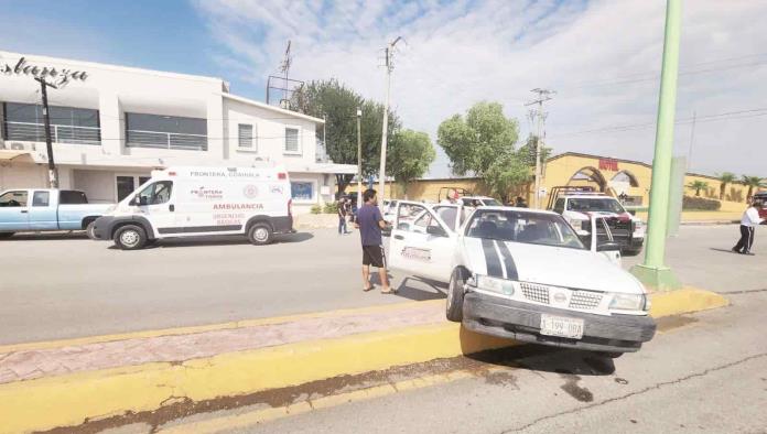 Lesiona a pasajera y Choca a colega