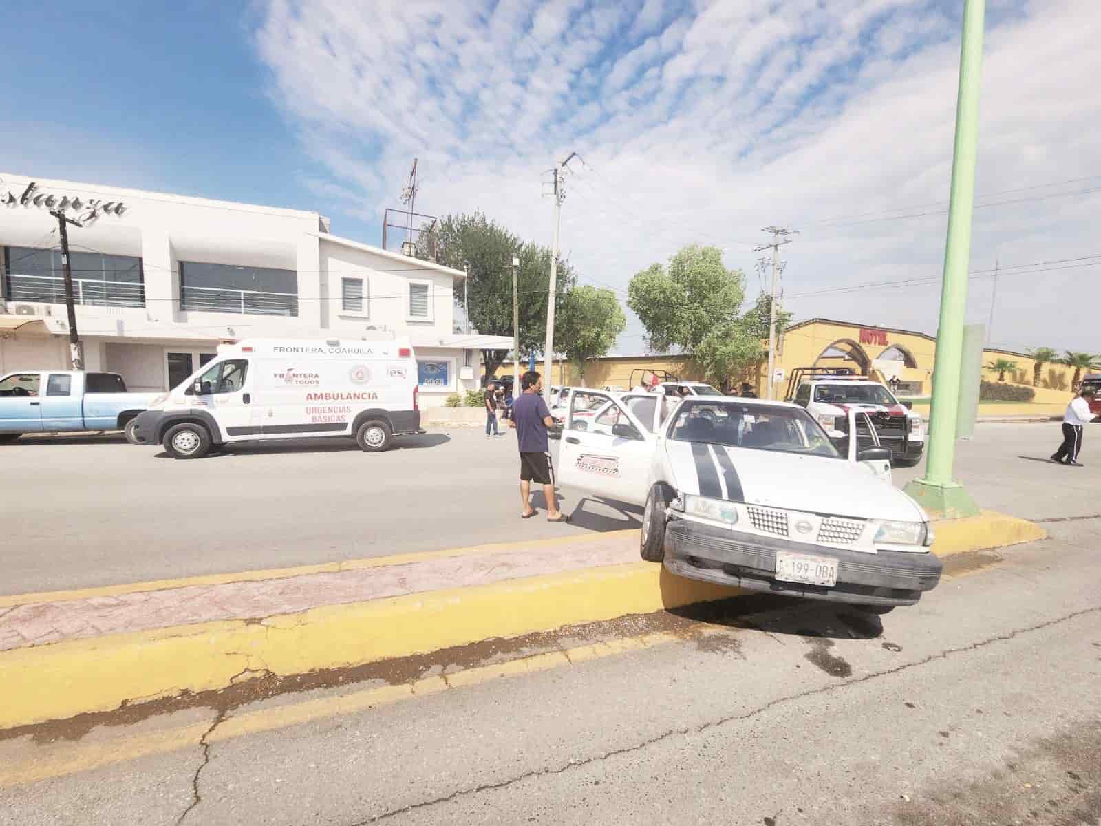 Lesiona a pasajera y Choca a colega