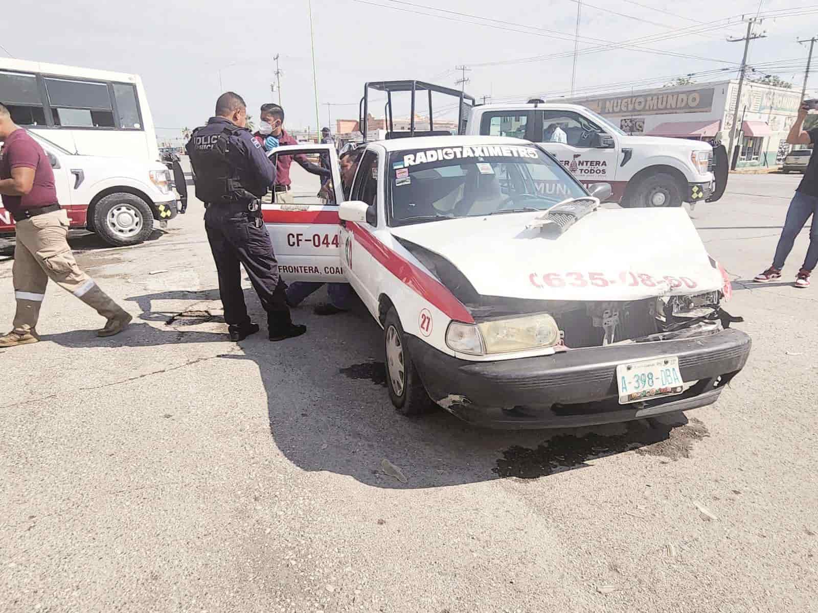 Lesiona a pasajera y Choca a colega