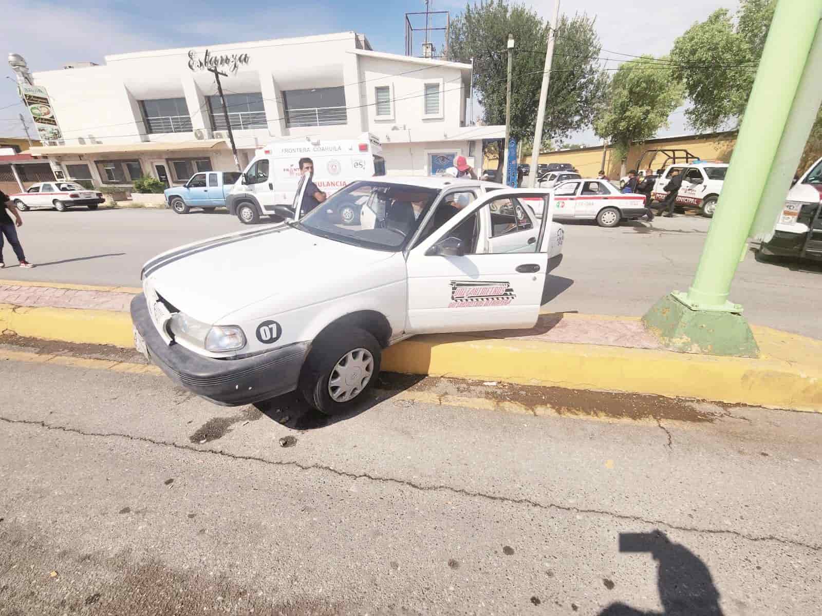 Lesiona a pasajera y Choca a colega