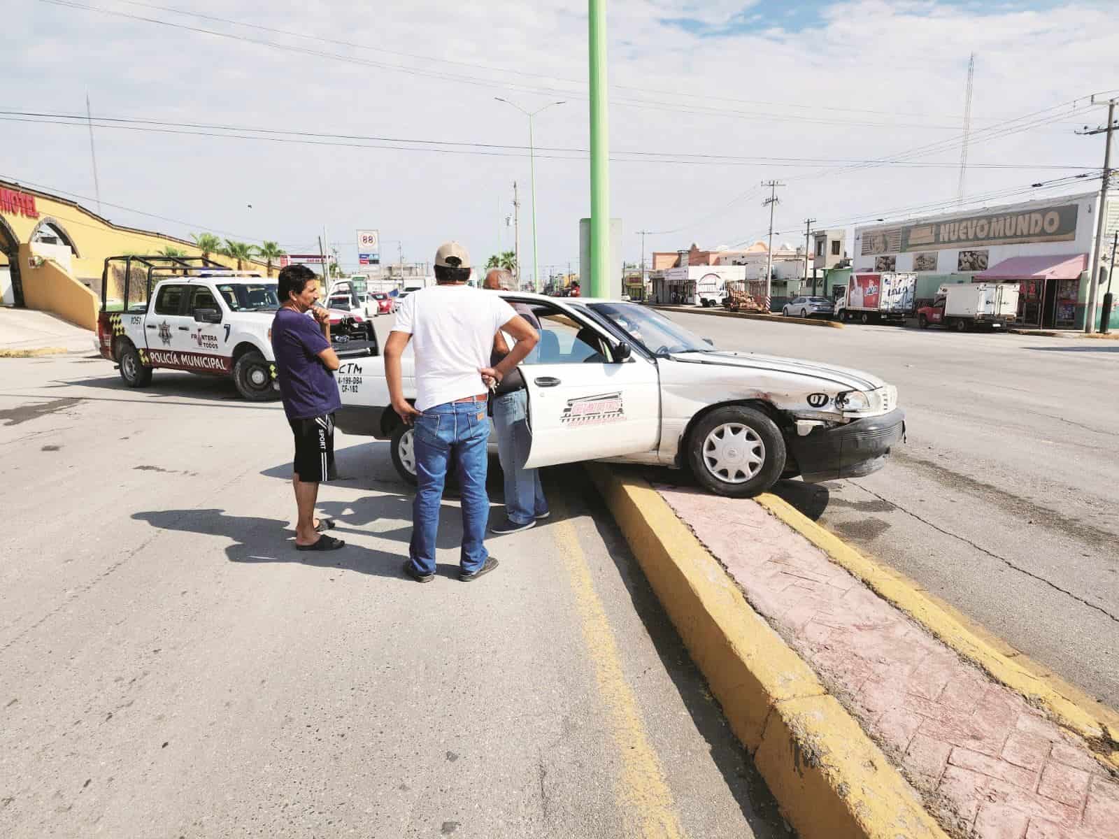 Lesiona a pasajera y Choca a colega