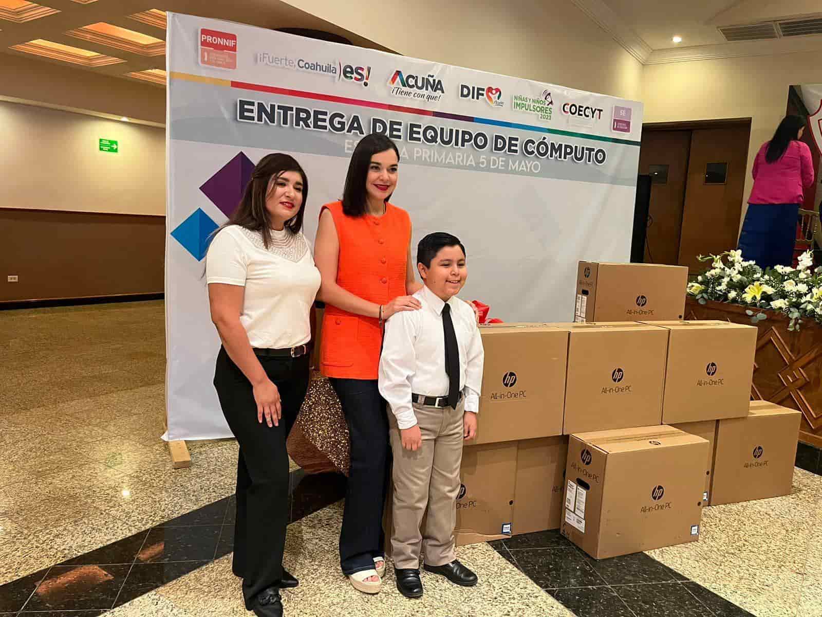 Acudió la procuradora con el Niño ganador.