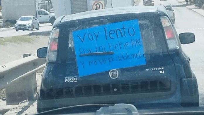 “Voy lento por mi bebé recién nacido” El letrero de un conductor que conmovió en redes