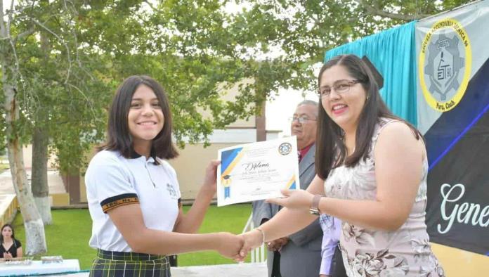 Celebra Secundaria Técnica 90 graduación con la presencia de Pily Valenzuela