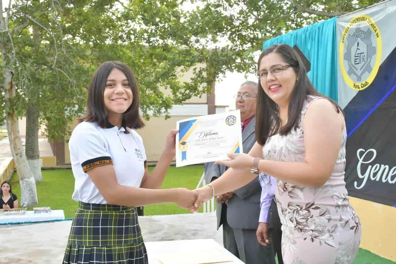 Celebra Secundaria Técnica 90 graduación con la presencia de Pily Valenzuela