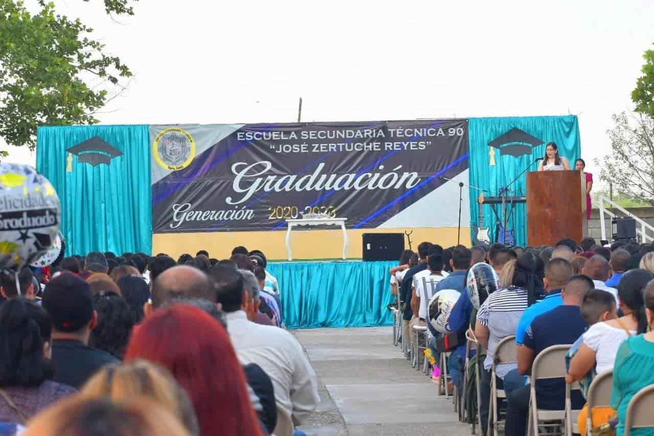 Celebra Secundaria Técnica 90 graduación con la presencia de Pily Valenzuela