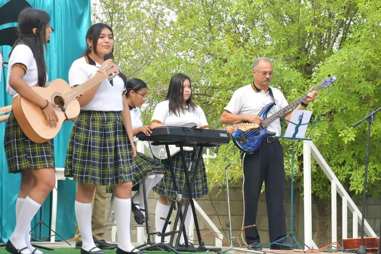 Celebra Secundaria Técnica 90 graduación con la presencia de Pily Valenzuela