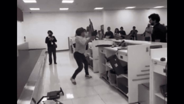 Lady Aeropuerto; Mujer destroza mostrador del AICM