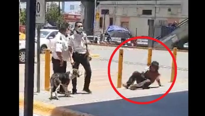 Guardias de seguridad golpean a indigente que quería meterse a un supermercado