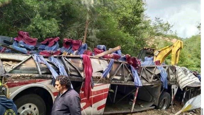 Mueren 27 en volcadura de autobús en Oaxaca 