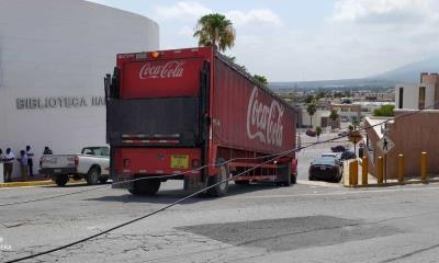 Tumba camión el de refrescos poste