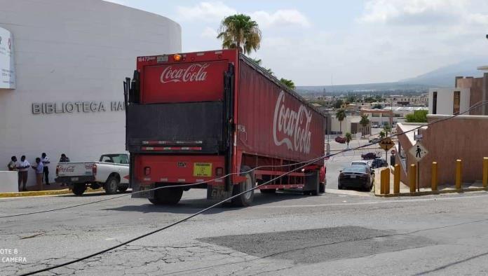 Tumba camión el de refrescos poste