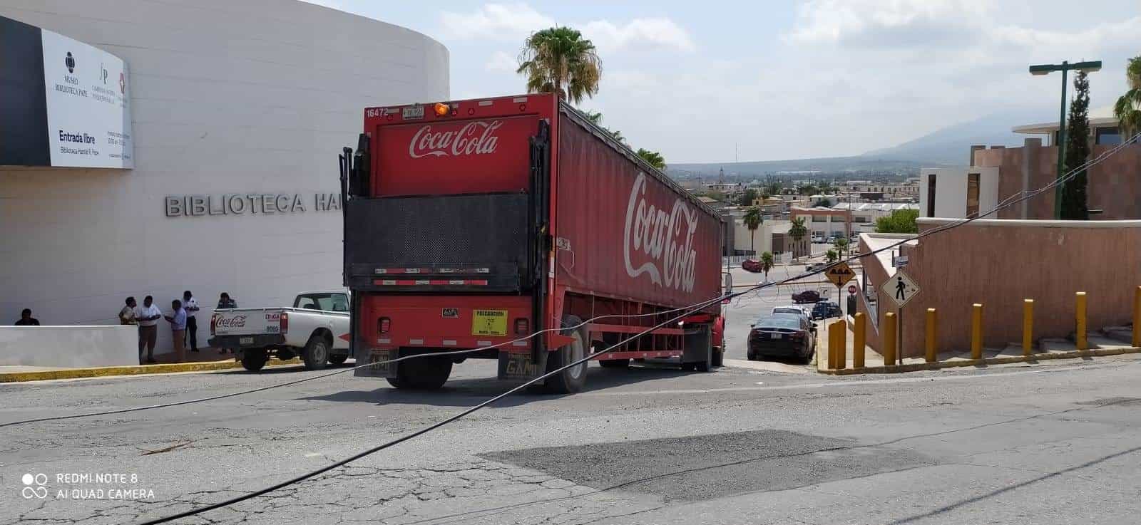 Tumba camión el de refrescos poste