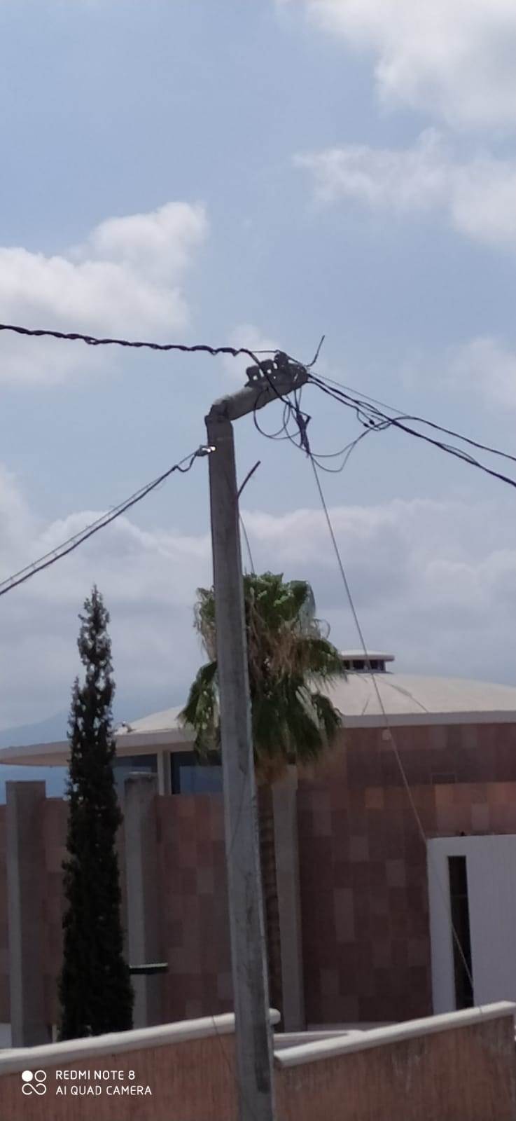 Tumba camión el de refrescos poste