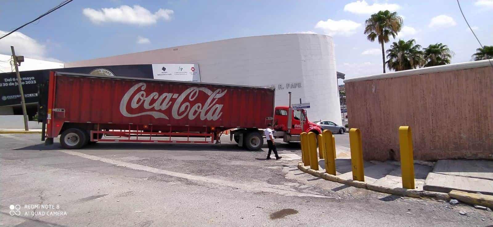 Tumba camión el de refrescos poste