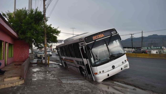 Luego de la tormenta se hunde en zanja camión de personal