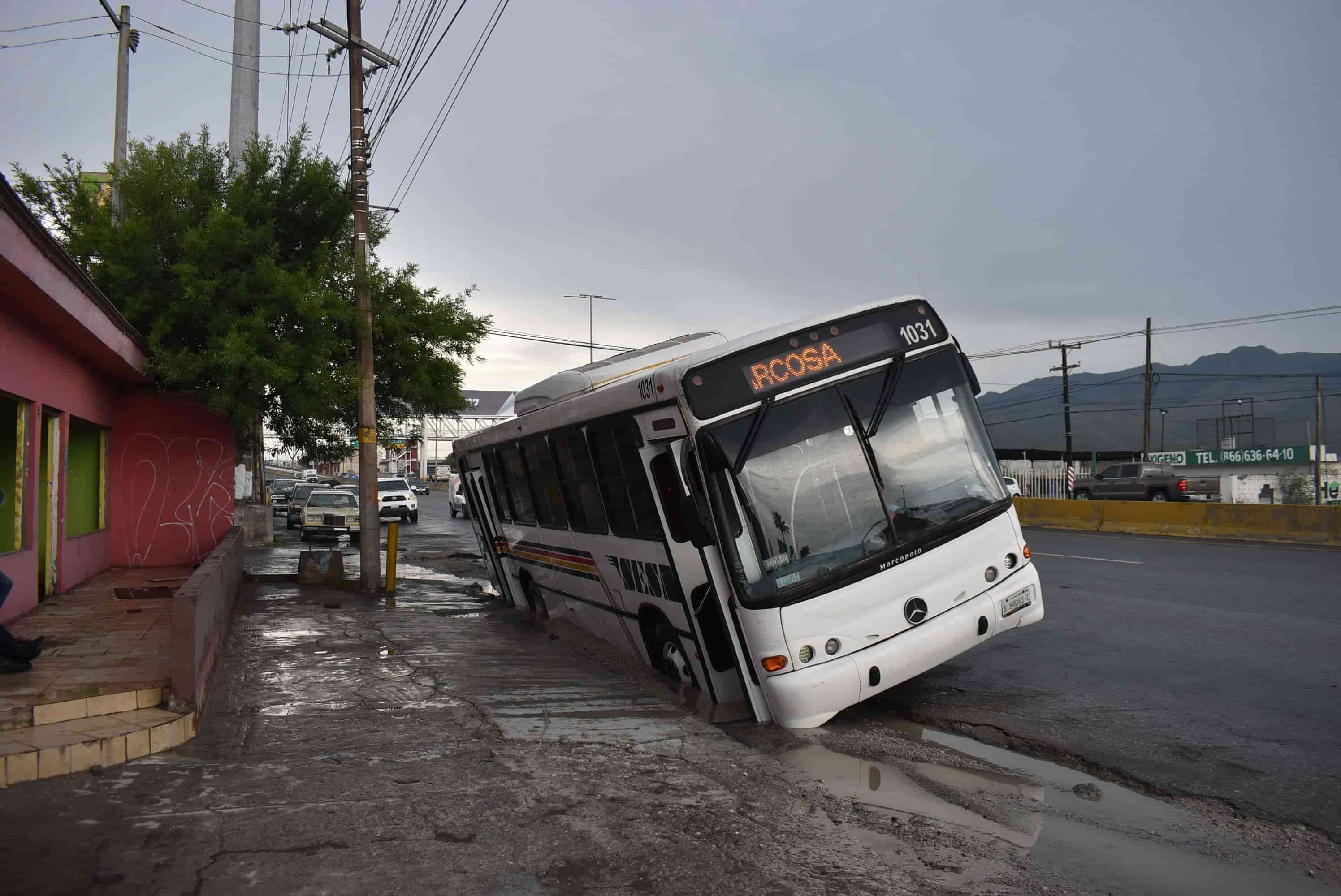 Luego de la tormenta se hunde en zanja camión de personal