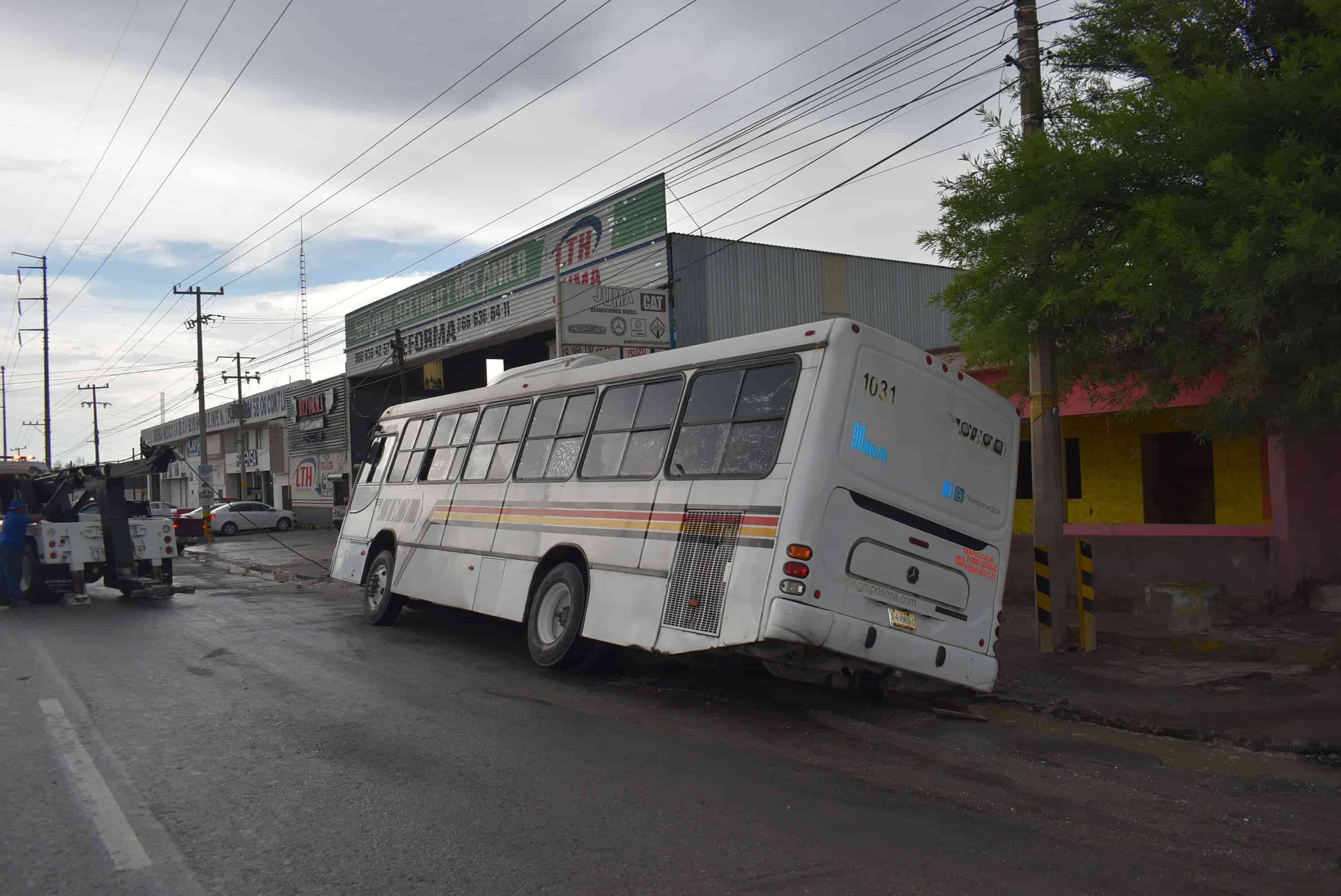 Luego de la tormenta se hunde en zanja camión de personal