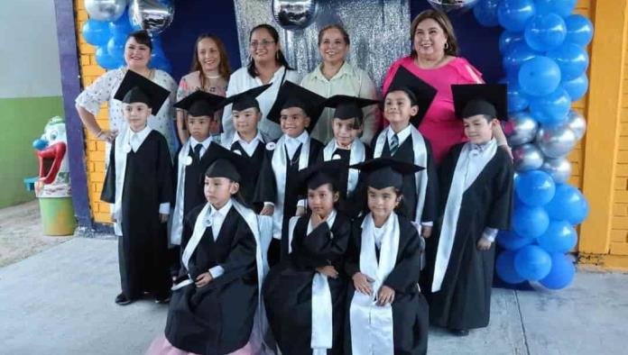 Con graduaciones acaba ciclo escolar