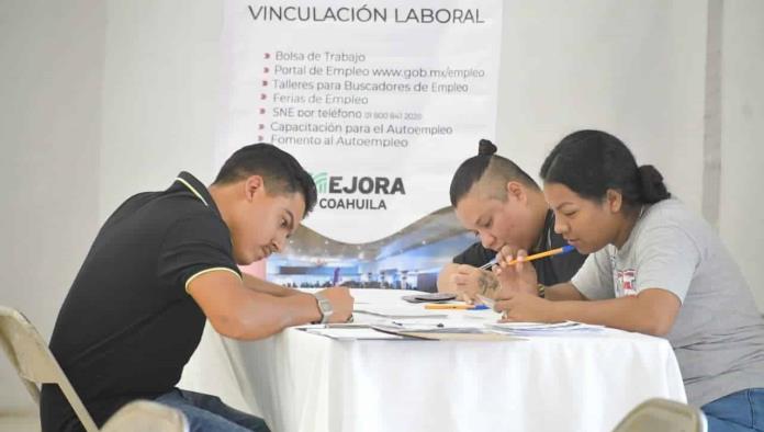 Realizan campaña de contratación en Nava; participaron 8 empresas