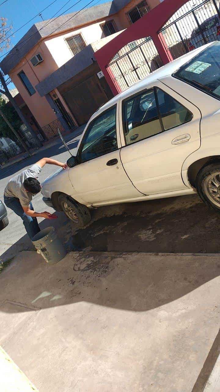 Roba auto y va y lo choca 