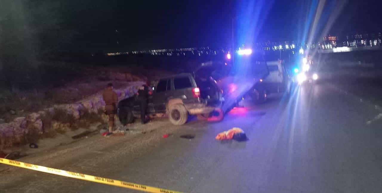 Queda prensada entre su auto y el pavimento