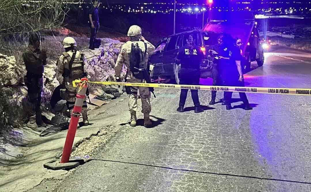 Queda prensada entre su auto y el pavimento