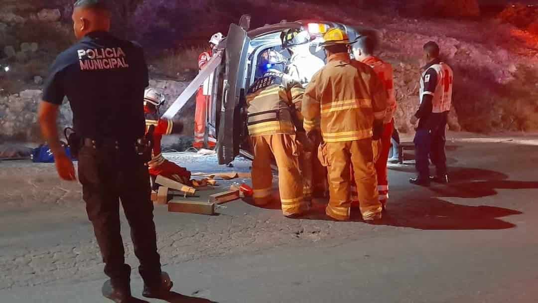 Queda prensada entre su auto y el pavimento